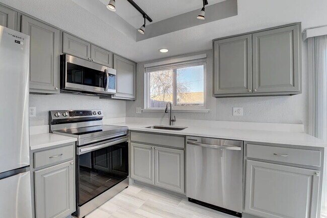 Building Photo - "Charming Duplex Retreat on Inca Street – Spacious 3-Bedroom Haven with 2.5 Baths in Englewood!"