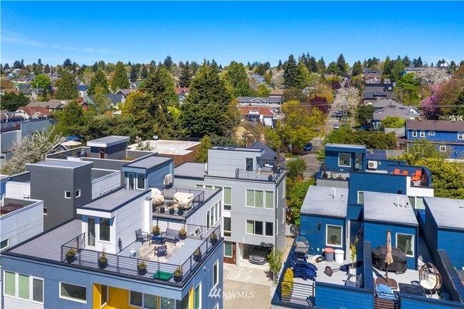 Building Photo - Modern & Chic Ballard Stand-Alone Home Nea...