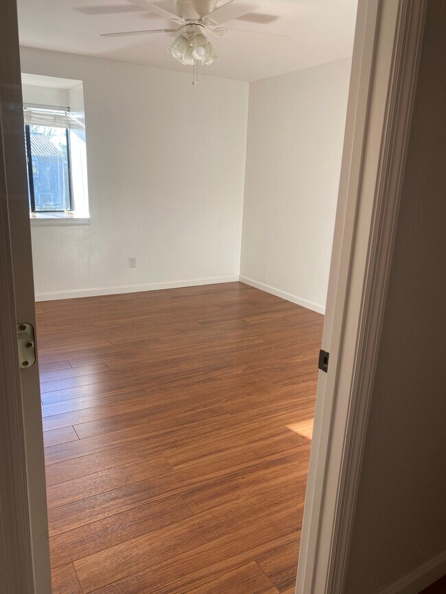 Building Photo - 908 Woodland Village