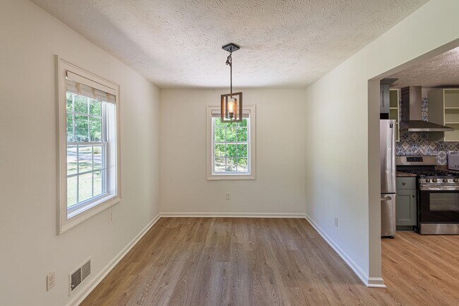 Building Photo - 4BR Home on 1 Acre with Finished Basement in Fayetteville