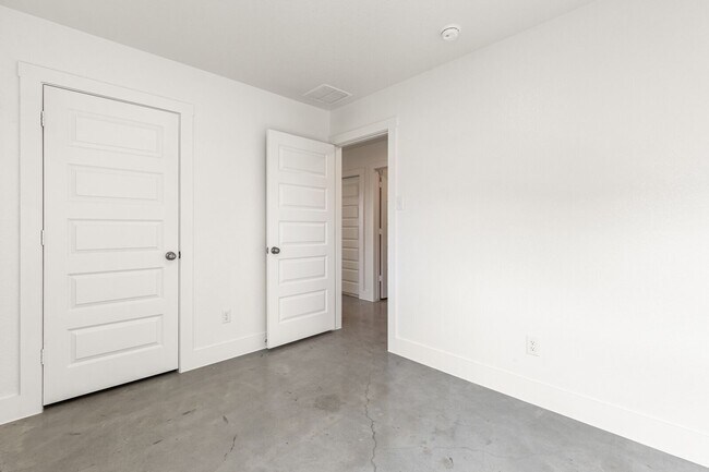 Building Photo - 522 Campus St