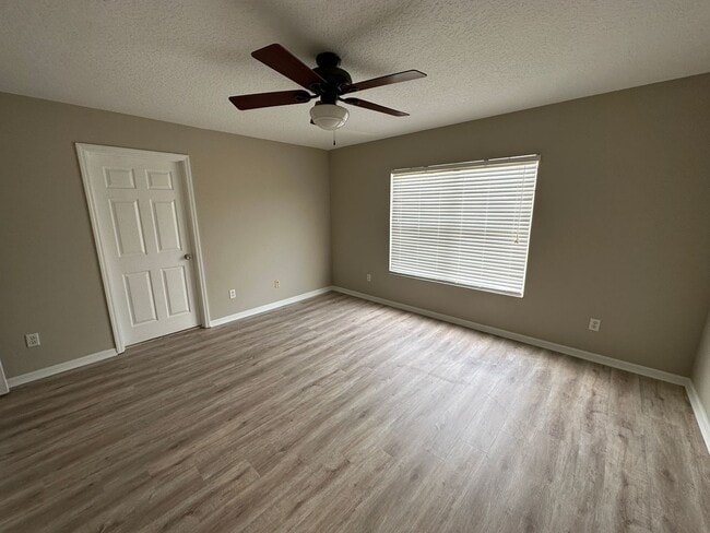 Building Photo - Lovely  3/2.5 Home w/ 2nd floor loft and f...