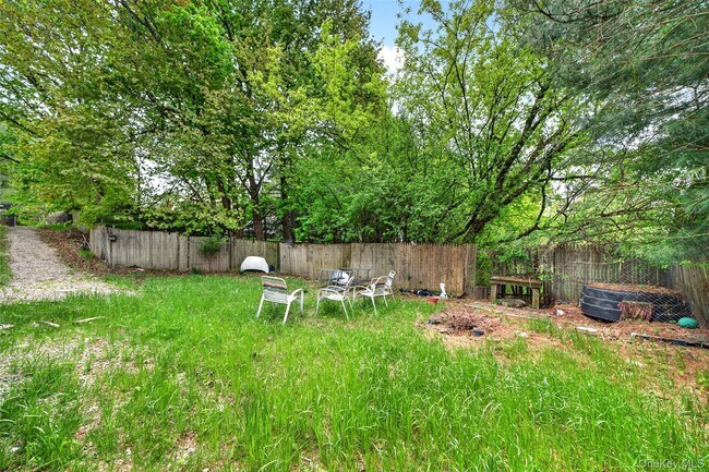 Building Photo - 79 Quaker Hill Rd