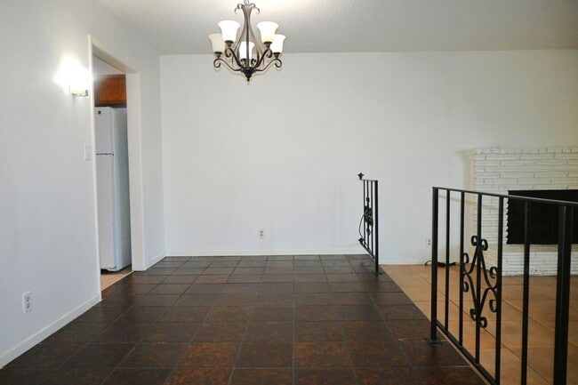 Building Photo - 5941 S Land Park Dr