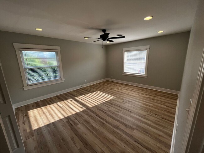 Building Photo - 4Bed/3Bath Renovated Student friendly housing