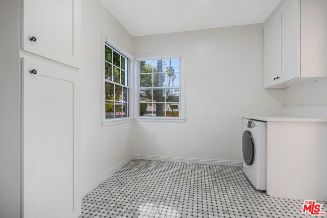 Building Photo - 2310 1/2 Pisani Pl