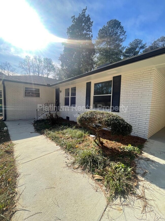 Building Photo - 1245 Shore Dr SW