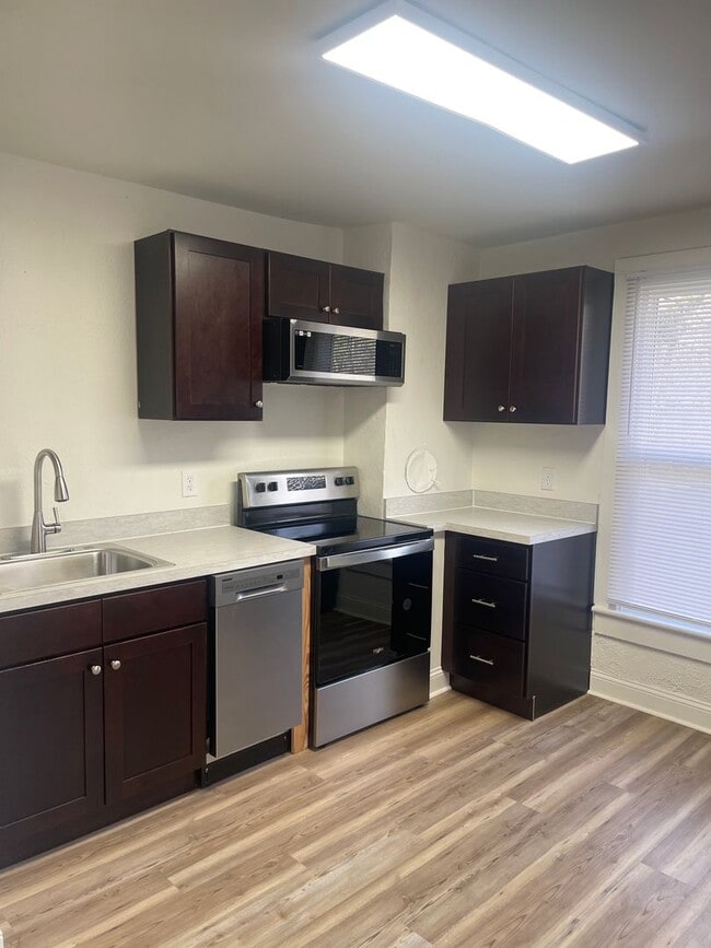 Building Photo - 3 Br 1 Bath House