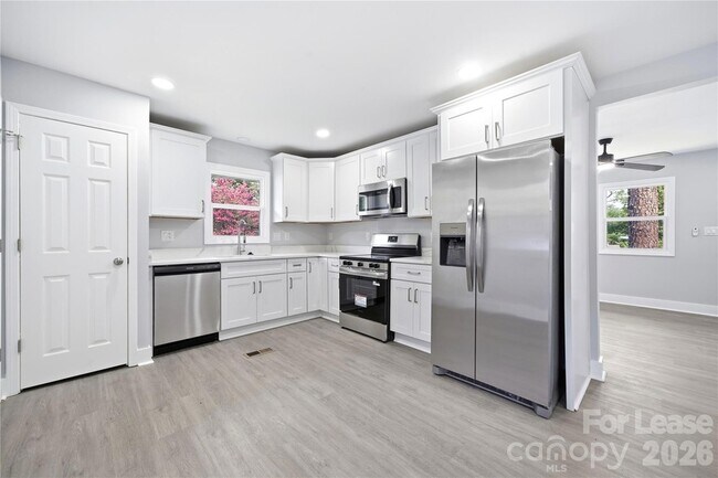 Building Photo - 553 Derrydowne Dr
