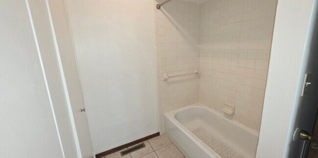 Building Photo - 3 Bedrooms! 2 Living areas! close to Mall! $1695