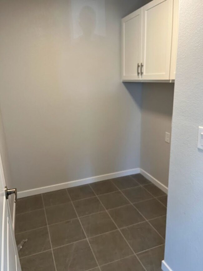 Building Photo - Beautiful Modern 4 Bedroom Home in Superior