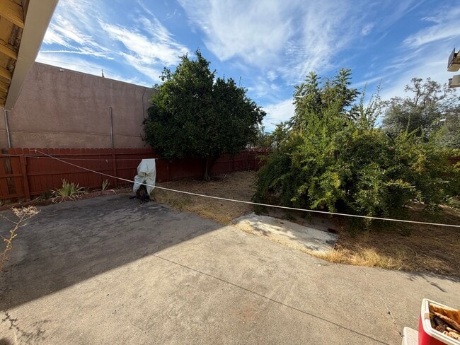 Building Photo - 1528 Los Robles Blvd