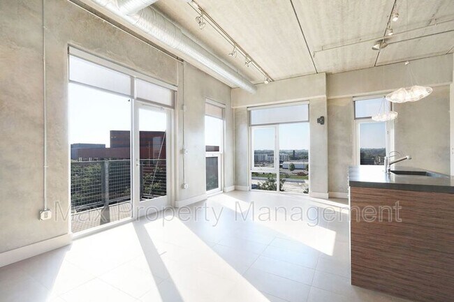 Building Photo - 309 E 5th St