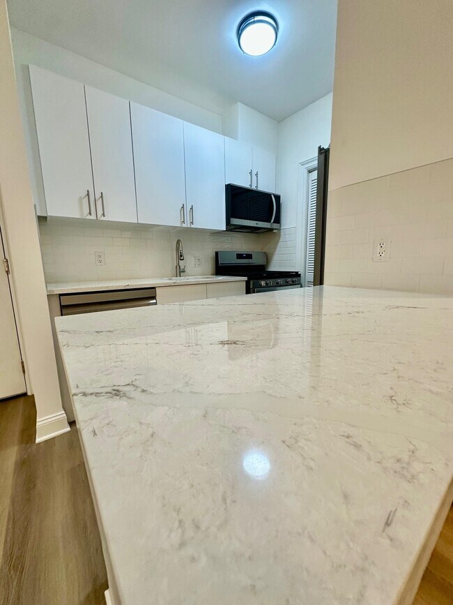 Building Photo - 5 Monitor St