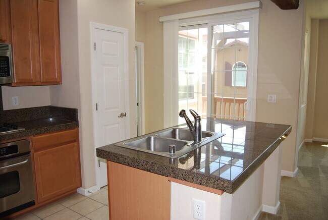 Building Photo - 2 Bedroom, 2 Bathroom Townhome in Damonte Ranch