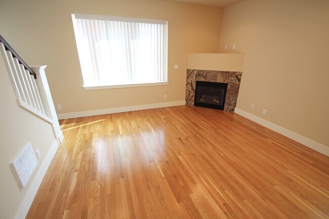 Building Photo - LUXURY 3 BED, 3 BATH SEATTLE TOWNHOME FOR RENT; AVAILABLE NOW!
