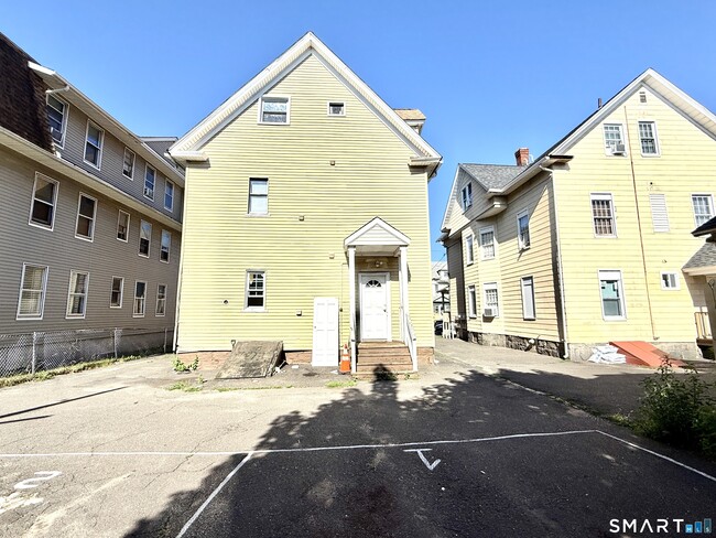 Building Photo - 202 6th St