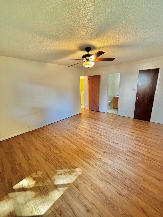 Building Photo - 3512-3512 Holland Ct