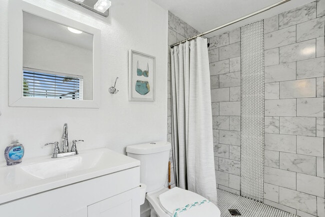 Building Photo - 311 SE 3rd Ave