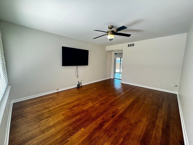 Building Photo - Updated 3 bed 2 bath with outdoor living area in Richardson!