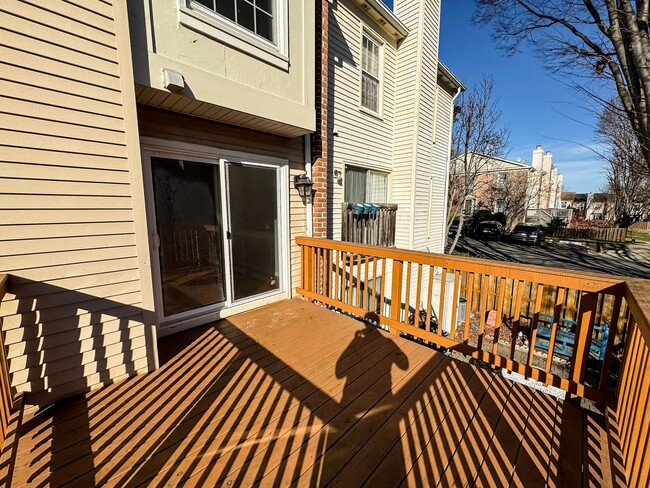 Building Photo - Updated 3 Bed 3.5 Bath Townhome with Deck ...