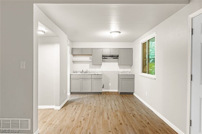 Building Photo - 167 N Seiberling St