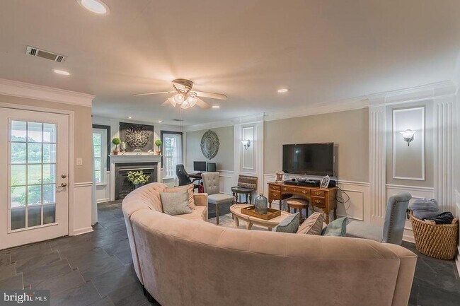 Building Photo - 43125 Holtby Square