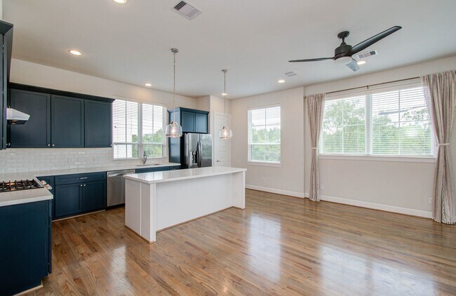 Building Photo - 2812 Grand Fountains Dr