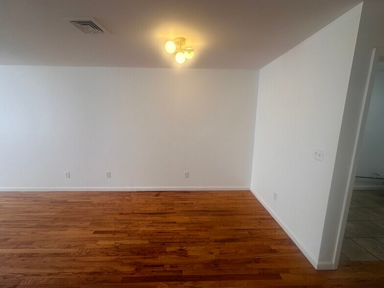Building Photo - 722 S 20th St