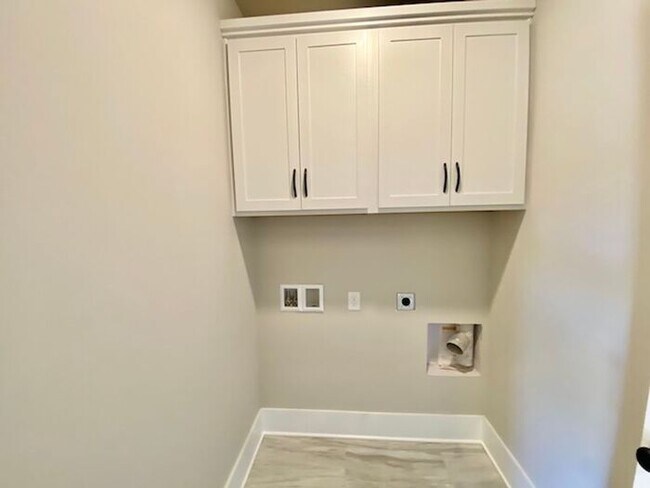 Building Photo - Clift Farm townhome with a fence and 3 car garage