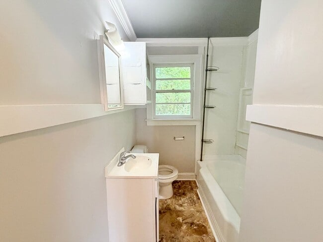 Building Photo - 2 Bedroom House in East Rome!!