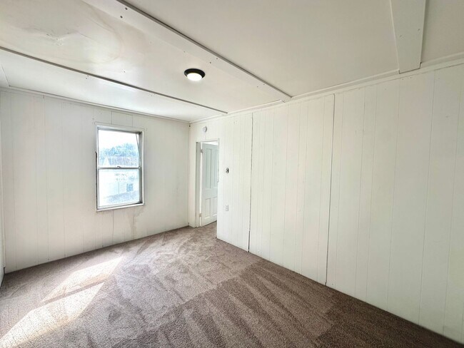 Building Photo - Renovated 2 Bed, 1 Bath Apartment in Sharp...