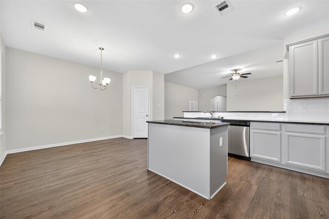 Building Photo - 206 White Wing Ln