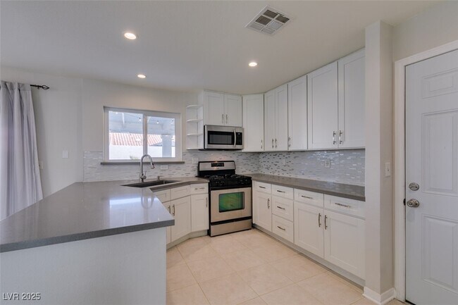 Building Photo - 225 Comanche Pl