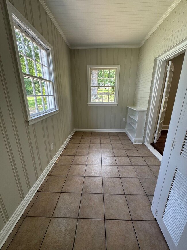 Building Photo - Renovated 3/2.5 House with bonus room in South Rome- $1,795