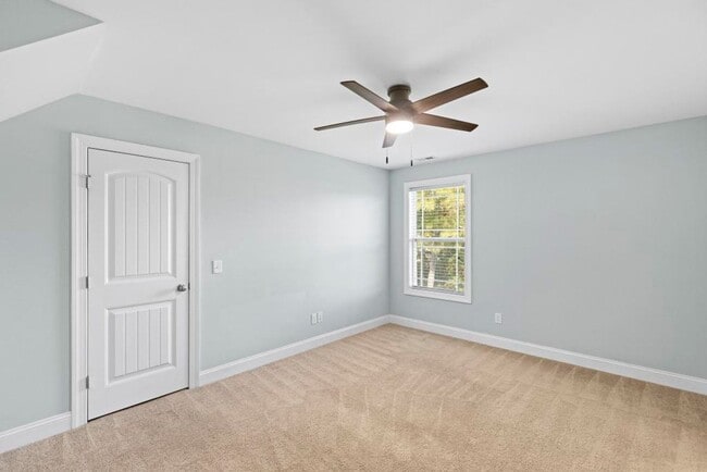 Building Photo - Minutes to the Beach! Conveniently located in Holly Ridge.