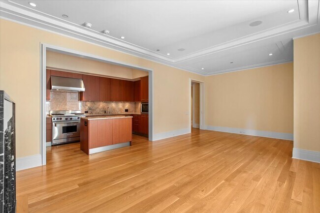 Building Photo - 159 E Walton Pl