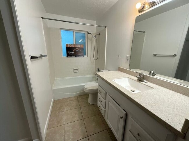 Building Photo - 2 bdrm 1 bath Duplex. Small Dog Friendly