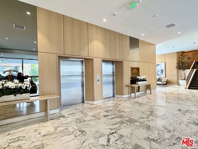 Building Photo - 999 N Doheny Dr
