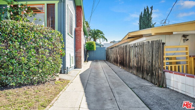 Building Photo - 6180 Oak Crest Way