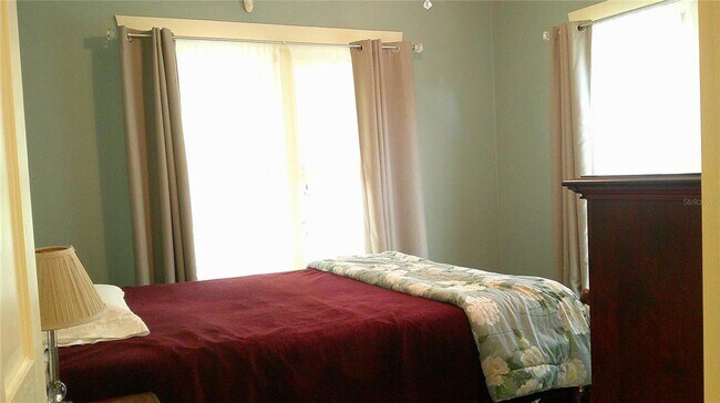 Building Photo - 303 E Plymouth St