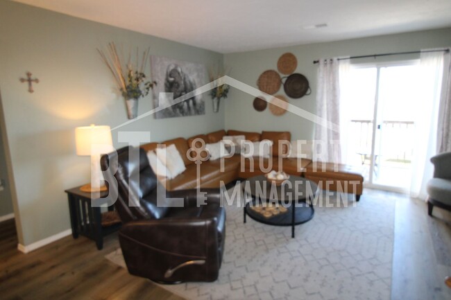 Building Photo - Beautiful Furnished 3 Bedroom Condo!