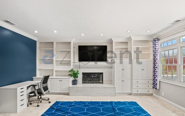 Building Photo - Unit