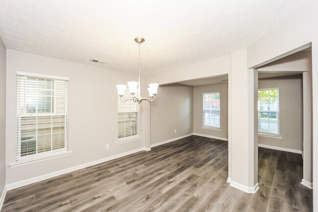 Building Photo - 9525 Lakeview Rd