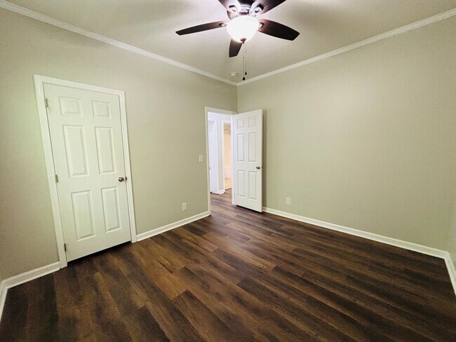 Building Photo - 3 Bedroom, 2 Bath House