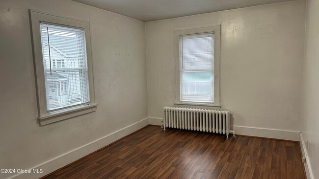 Building Photo - 46 Circular St