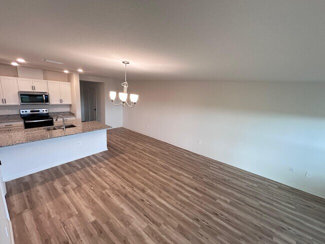 Building Photo - BELLAVIVA 733