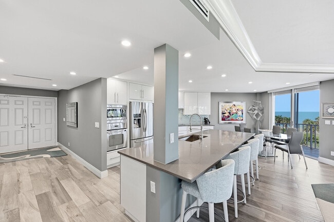 Building Photo - 8111 Bay Colony Dr