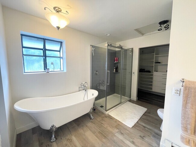 Building Photo - 3010 Fairview Rd SW