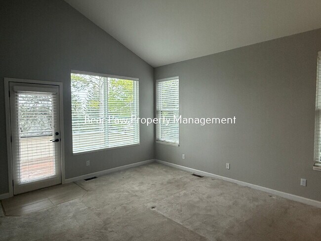 Building Photo - Charming 2-Bed Townhome in North Evergreen!